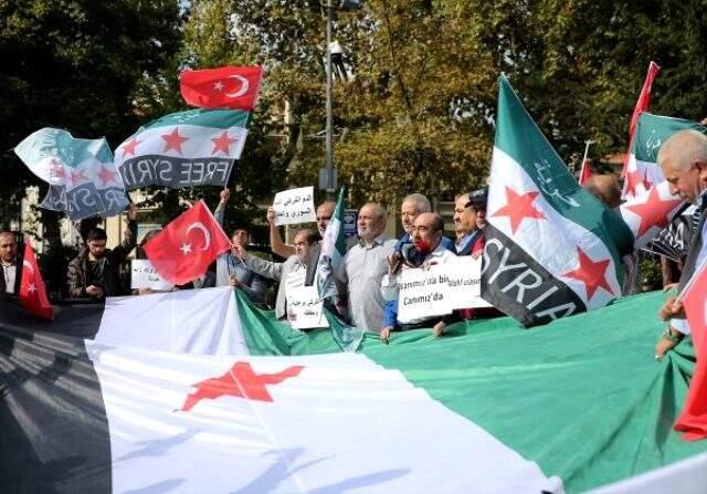 Suriyeliler, Barış Pınarı Harekatı'na destek için toplanıp slogan attı