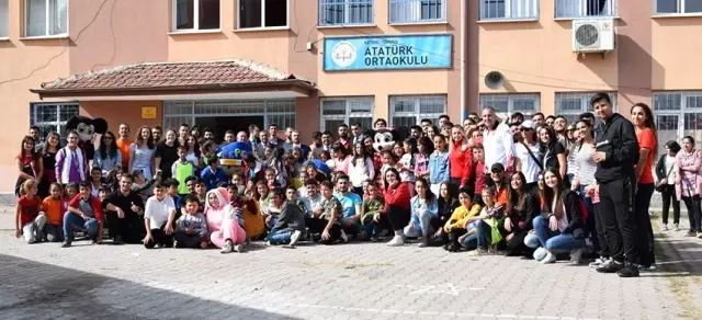 Üniversite öğrencileri Topluma Hizmet ve Uygulamaları dersini köy okulunda yaptı Üniversite öğrencileri Topluma Hizmet ve Uygulamaları dersini köy okulunda yaptı