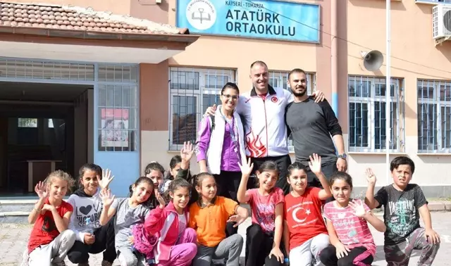 Üniversite öğrencileri Topluma Hizmet ve Uygulamaları dersini köy okulunda yaptı Üniversite öğrencileri Topluma Hizmet ve Uygulamaları dersini köy okulunda yaptı