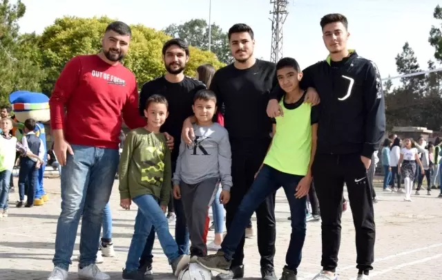 Üniversite öğrencileri Topluma Hizmet ve Uygulamaları dersini köy okulunda yaptı Üniversite öğrencileri Topluma Hizmet ve Uygulamaları dersini köy okulunda yaptı