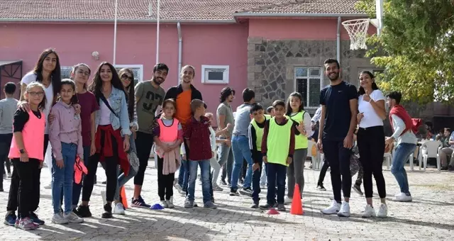 Üniversite öğrencileri Topluma Hizmet ve Uygulamaları dersini köy okulunda yaptı Üniversite öğrencileri Topluma Hizmet ve Uygulamaları dersini köy okulunda yaptı