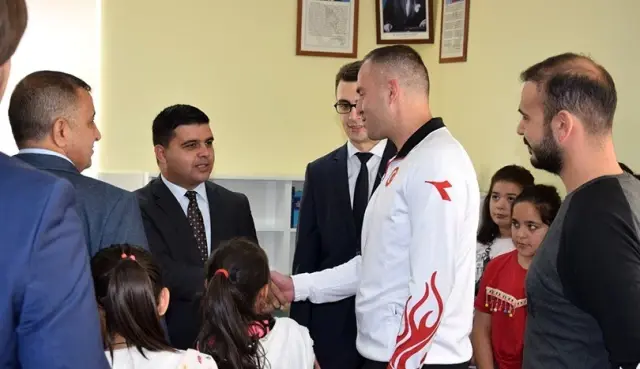 Üniversite öğrencileri Topluma Hizmet ve Uygulamaları dersini köy okulunda yaptı Üniversite öğrencileri Topluma Hizmet ve Uygulamaları dersini köy okulunda yaptı