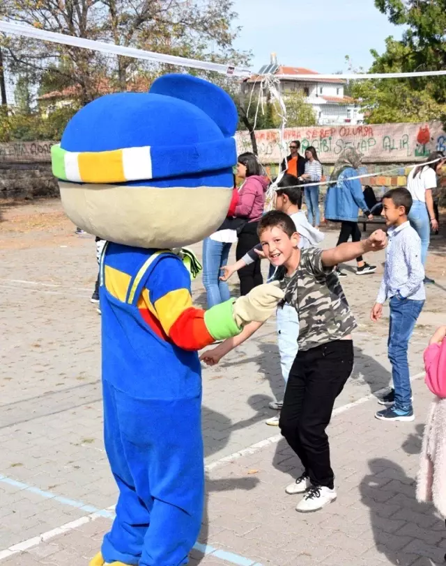 Üniversite öğrencileri Topluma Hizmet ve Uygulamaları dersini köy okulunda yaptı Üniversite öğrencileri Topluma Hizmet ve Uygulamaları dersini köy okulunda yaptı