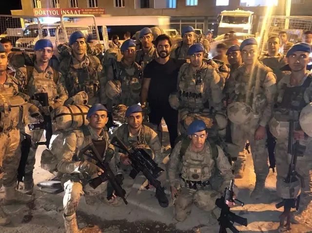 Yusuf Güney'in polislerle söylediği Komando Marşı sosyal medyanın gündemine oturdu