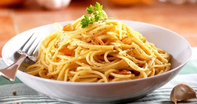 2 tabak makarnaya 430 euro hesap kesen restoran artık sinek avlıyor