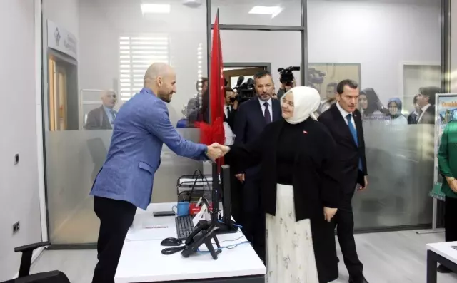 Bakan Selçuk, Zeytinburnu Kariyer Merkezi'nin açılışına katıldı Bakan Selçuk, Zeytinburnu Kariyer Merkezi'nin açılışına katıldı