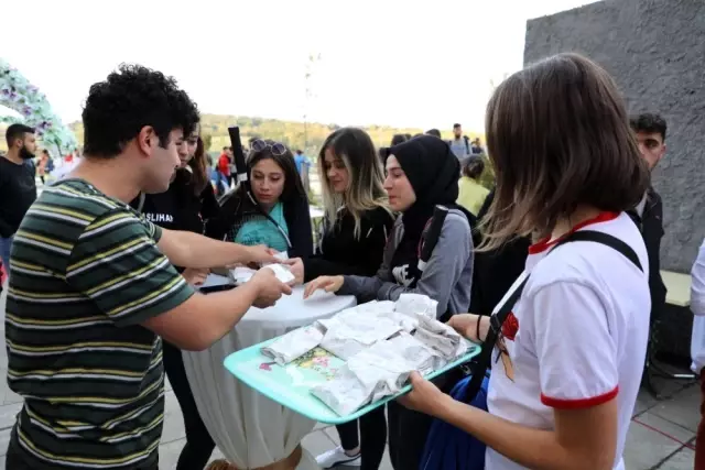 Bartın Üniversitesi öğrencilerine çay ve kestane ile 'Hoş Geldiniz' dedi Bartın Üniversitesi öğrencilerine çay ve kestane ile 'Hoş Geldiniz' dedi