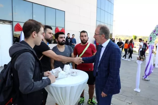 Bartın Üniversitesi öğrencilerine çay ve kestane ile 'Hoş Geldiniz' dedi Bartın Üniversitesi öğrencilerine çay ve kestane ile 'Hoş Geldiniz' dedi