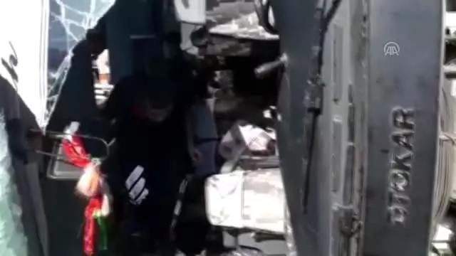 Bingöl'de yolcu midibüsü devrildi: 25 yaralı