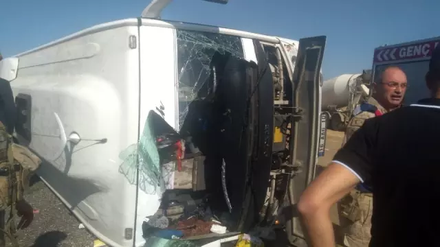 Bingöl'de yolcu taşıyan midibüs devrildi: 29 yaralı