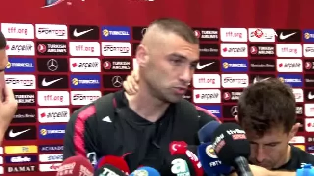 Burak Yılmaz: 'Hiçbir şey şehitlerimizin acısını dindiremez' Burak Yılmaz: 'Hiçbir şey şehitlerimizin acısını dindiremez'