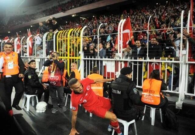 Cenk Tosun attığı gol sonrası korkuttu
