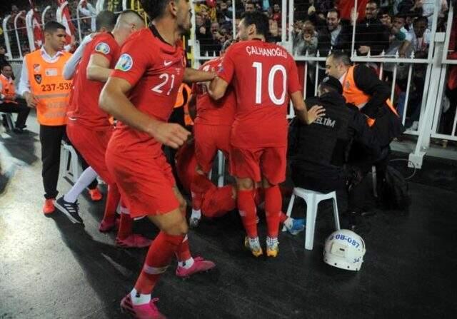 Cenk Tosun attığı gol sonrası korkuttu