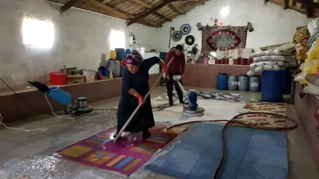 Çok sevdiği işi yapmak için ahırı halı yıkama tesisine çevirdi Çok sevdiği işi yapmak için ahırı halı yıkama tesisine çevirdi