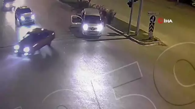 Drift yapan sürücüyle polis kovalamacası kamerada