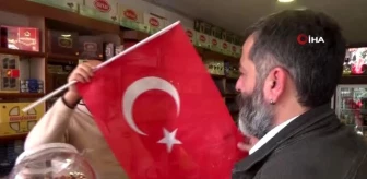 Gazeteciler Barış Pınarı Harekatı'na destek için esnafa Türk bayrağı dağıttı