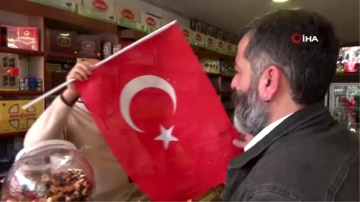 Gazeteciler Barış Pınarı Harekatı'na destek için esnafa Türk bayrağı dağıttı