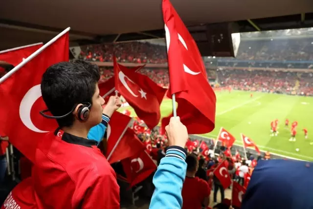Görme engelli çocuklar milli maç heyecanını canlı sesli betimlemeyle yaşadı Görme engelli çocuklar milli maç heyecanını canlı sesli betimlemeyle yaşadı