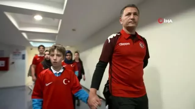 Görme engelli çocuklar milli maç heyecanını canlı sesli betimlemeyle yaşadı Görme engelli çocuklar milli maç heyecanını canlı sesli betimlemeyle yaşadı