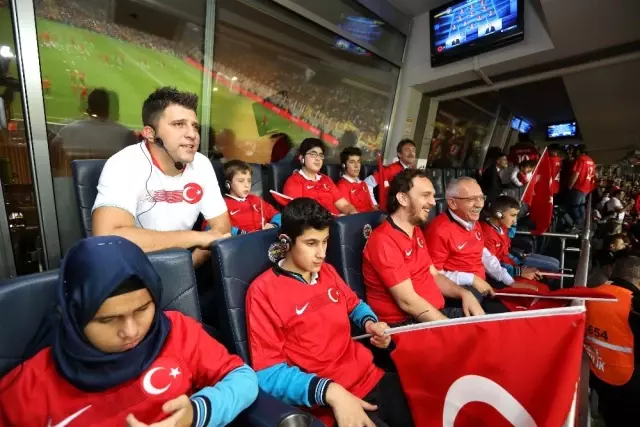 Görme engelli çocuklar milli maç heyecanını canlı sesli betimlemeyle yaşadı Görme engelli çocuklar milli maç heyecanını canlı sesli betimlemeyle yaşadı