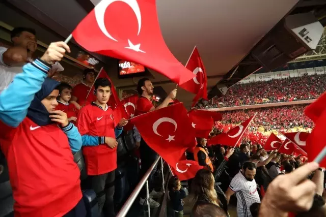 Görme engelli çocuklar milli maç heyecanını canlı sesli betimlemeyle yaşadı Görme engelli çocuklar milli maç heyecanını canlı sesli betimlemeyle yaşadı