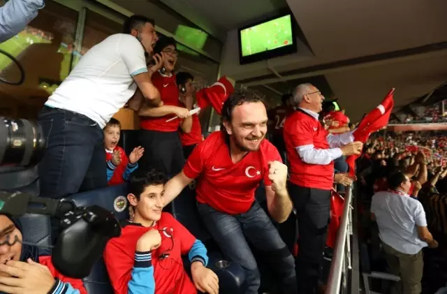 Görme engelli çocuklar milli maç heyecanını canlı sesli betimlemeyle yaşadı Görme engelli çocuklar milli maç heyecanını canlı sesli betimlemeyle yaşadı