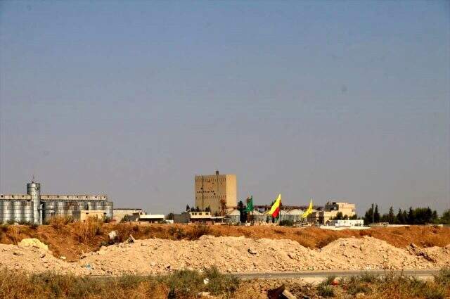 Kontrol altına alınan Resulayn şehir merkezinin girişindeki terör örgütü YPG'nin sözde bayrakları indirildi