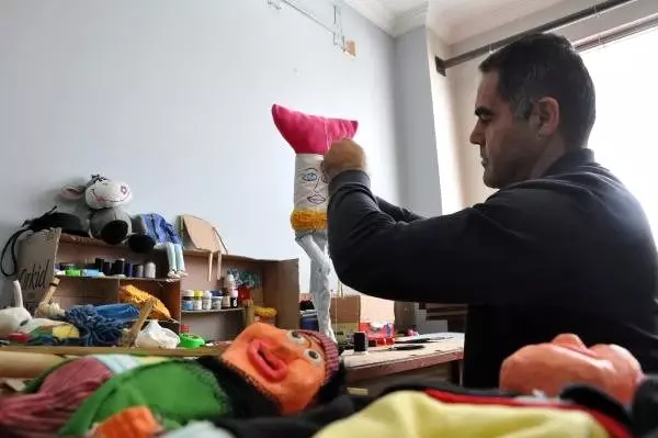 Kuklaları kendi yapıyor, okullarda oynatıyor Kuklaları kendi yapıyor, okullarda oynatıyor