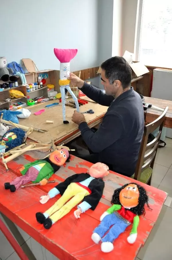 Kuklaları kendi yapıyor, okullarda oynatıyor Kuklaları kendi yapıyor, okullarda oynatıyor