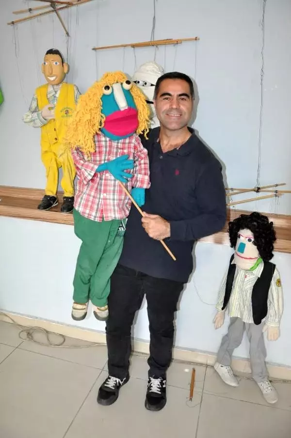 Kuklaları kendi yapıyor, okullarda oynatıyor Kuklaları kendi yapıyor, okullarda oynatıyor