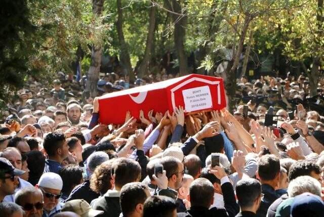 Şehit kızının babasının tabutu başında söylediği sözler herkesi ağlattı: Ağlamayacağım bugün senin düğünün baba