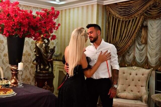 Selin Ciğerci, kalça dansı performansıyla görenlerin ağzını açık bıraktı