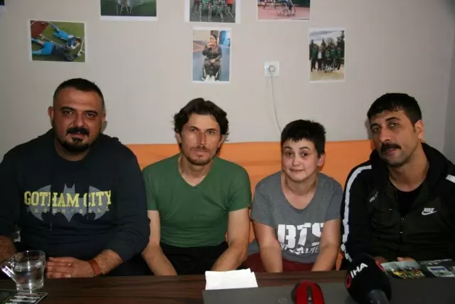 Sosyal medyada şarkısı ile fenomen olan Fatih Bulut Denizli'de Sosyal medyada şarkısı ile fenomen olan Fatih Bulut Denizli'de