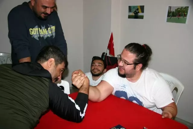 Sosyal medyada şarkısı ile fenomen olan Fatih Bulut Denizli'de Sosyal medyada şarkısı ile fenomen olan Fatih Bulut Denizli'de