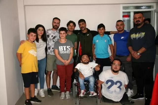 Sosyal medyada şarkısı ile fenomen olan Fatih Bulut Denizli'de Sosyal medyada şarkısı ile fenomen olan Fatih Bulut Denizli'de