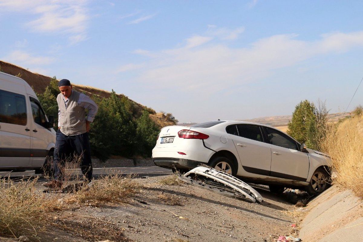 Tekeri patlayan otomobil şarampole yuvarlandı: 5 yaralı