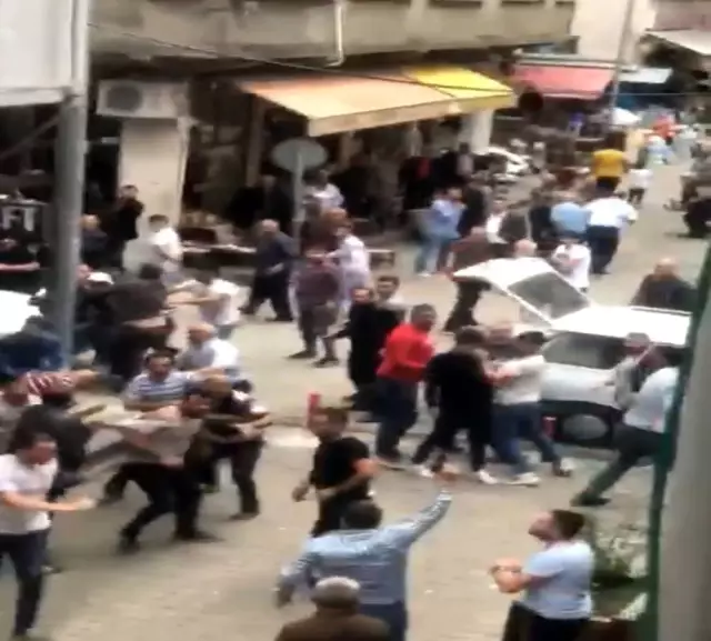 Trafikte 'yol verme' kavgası: Yumruklar havada uçuştu Trafikte 'yol verme' kavgası: Yumruklar havada uçuştu