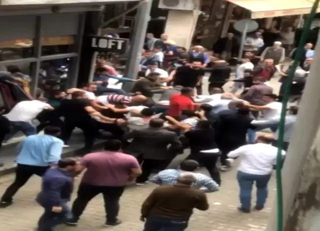 Trafikte 'yol verme' kavgası: Yumruklar havada uçuştu Trafikte 'yol verme' kavgası: Yumruklar havada uçuştu