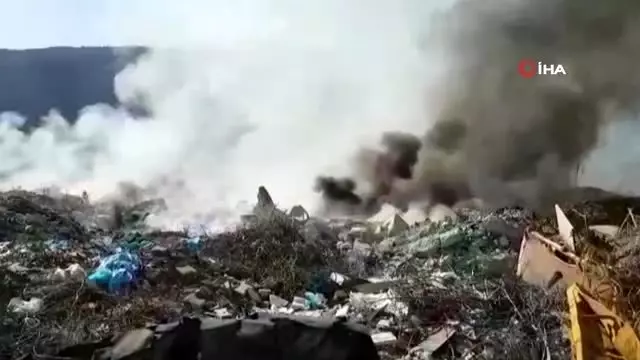 Antalya'da hafriyat ve sera atıkları yandı Antalya'da hafriyat ve sera atıkları yandı