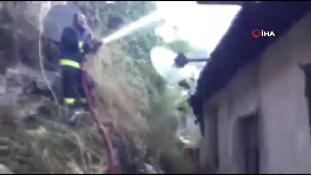 Antalya'da metruk binada yangın Antalya'da metruk binada yangın