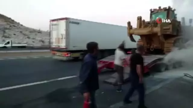 Askeri araç taşıyan tırda yangın