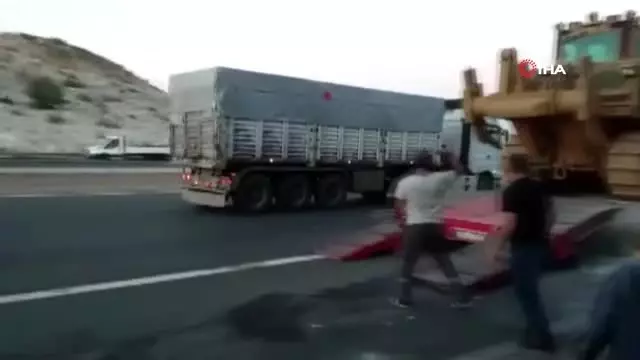 Askeri araç taşıyan tırda yangın Askeri araç taşıyan tırda yangın