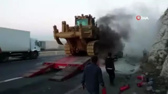 Askeri araç taşıyan tırda yangın Askeri araç taşıyan tırda yangın