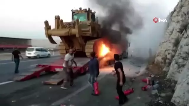 Askeri araç taşıyan tırda yangın Askeri araç taşıyan tırda yangın