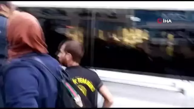 Beşiktaş'ta uyarılara rağmen slogan atan HDP'lilere polis müdahalesi Beşiktaş'ta uyarılara rağmen slogan atan HDP'lilere polis müdahalesi
