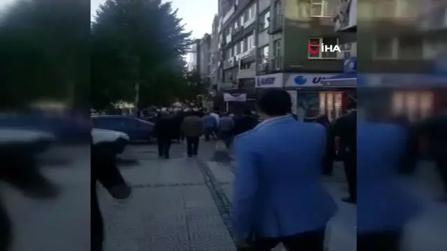 Beşiktaş'ta uyarılara rağmen slogan atan HDP'lilere polis müdahalesi Beşiktaş'ta uyarılara rağmen slogan atan HDP'lilere polis müdahalesi