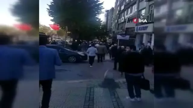 Beşiktaş'ta uyarılara rağmen slogan atan HDP'lilere polis müdahalesi Beşiktaş'ta uyarılara rağmen slogan atan HDP'lilere polis müdahalesi