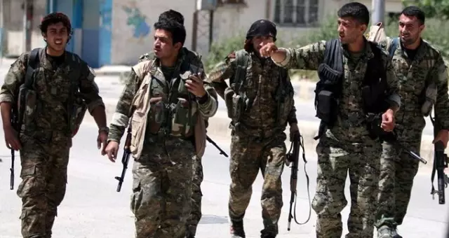 Esad'a bağlı Suriye ordusunun teröristlere destek vermek için Kobani'ye ve Münbiç'e gireceği iddia edildi Esad'a bağlı Suriye ordusunun teröristlere destek vermek için Kobani'ye ve Münbiç'e gireceği iddia edildi