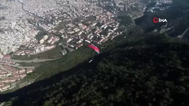 Eşinden boşanmasını paraşütle atlayarak kutladı Eşinden boşanmasını paraşütle atlayarak kutladı