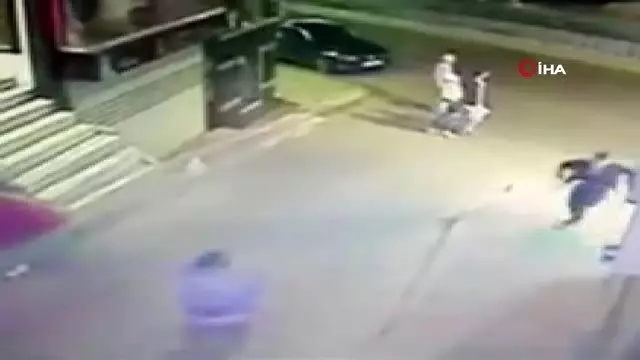 Fatih'te yabancı uyruklu 8 kişinin bıçaklı saldırısına uğrayan çocuk yaşam mücadelesi veriyor